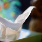 Procura tener siempre contigo pañuelos desechables o papel higiénico, porque lamentablemente hay baños públicos en los que no encontrarás nada por el estilo. Más vale estar preparado.