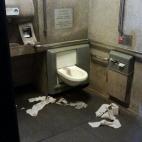 Busca la estación más limpia (y aquella que sí tenga papel higiénico). Revisa que la tapa de inodoro no esté sucia o mojada, y haz lo mismo con el piso, porque tus zapatos y ropa corren riesgo si hay charcos.