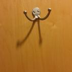 Busca que haya un gancho para colgar tu bolso, para que tengas libertad de moverte. Por ningún motivo pongas tu bolso en el piso, a menos que quieras llevarte millones de gérmenes a casa.