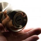 Fíjate que el cerrojo funcione. No querrás ser sorprendida por un intruso con mucha urgencia.