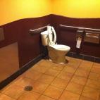 Pon una ligera capa de papel higiénico en el inodoro, para evitar salpicaduras. Pero no exageres, o solo conseguirás tapar el drenaje –y recuerda que tú detestarías entrar a un baño que no desagüe apropiadamente.