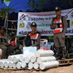 Varios polic&iacute;as descansan junto a botellas de ox&iacute;geno durante la operaci&oacute;n de rescate.