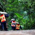 Miembros de los servicios de rescate participan en la operaci&oacute;n de rescate de los 12 ni&ntilde;os y su monitor.