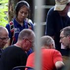 Los espe&oacute;logos brit&aacute;nicos Richard William Stanton (izq), Robert Charlie Harper (3&ordm; dcha) y John Volamthen participan en la operaci&oacute;n de rescate.