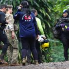 Los espe&oacute;logos brit&aacute;nicos Richard William Stanton (izq), Robert Charlie Harper (3&ordm; dcha) y John Volamthen participan en la operaci&oacute;n de rescate.