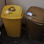 Desecha debidamente el papel higiénico y/o toallas sanitarias, que para eso está el bote de basura. No dejes expuesta tu basura y cuida la higiene de ese baño que les pertenece a todos.