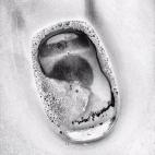 Evita bajar la palanca con tus manos. Es verdad que al salir de ahí las lavarás, pero los gérmenes que recojas viajarán contigo y pueden pegarse tanto a la perilla o cerrojo de la puerta, así como a tu bolso. Toma un trozo pequeño de papel...