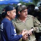 Un miembro del Equipo de B&uacute;squeda y Rescate del Pac&iacute;fico (d) habla con personal de la marina tailandesa (i) mientras se preparan para las operaciones de rescate.