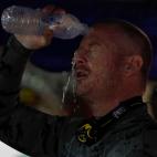 El personal de la Fuerza Federal de Defensa y Defensa se refresca con agua mientras se prepara para las operaciones de rescate.