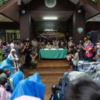 El gobernador provincial de Chiang Rai, Narongsak Osatanakorn (c), habla durante una rueda de prensa en la que se ha explicado la situaci&oacute;n.