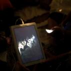 Familiares de los atrapados ven su estado a trav&eacute;s de una tableta.