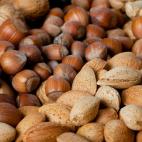 Las almendras, las avellanas y el cacao son ricas en magnesio que, según Maximiano, ayuda a relajar las paredes del músculo liso (el esófago cuenta con este tipo de músculo) y reduce la intensidad de los ataques de asma.