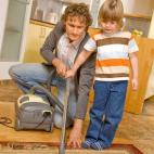 Para evitar el polvo en casa, es mejor utilizar la aspiradora que barrer, ya que se evita que el polvo se esparza.