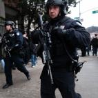 Agentes armados se desplazan de urgencia a las afueras de la estaci&oacute;n de la calle 36