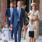 La duquesa de Cambridge con su hijo Luis de Cambridge en brazos, y su marido, el pr&iacute;ncipe Guillermo de Inglaterra con sus hijos mayores: : el pr&iacute;ncipe Jorge y la princesa Carlota.