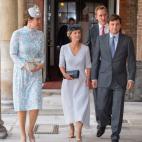 A la izquierda, Lucy Middleton, prima de la duquesa de Cambridge y madrina de Luis de Cambridge, Hannah y dos de los padrinos del pr&iacute;ncipe, Robert Carter y Harry Aubrey-Fletcher.