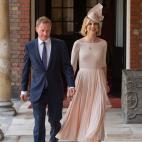 Guy Pelly, uno de los padrinos del pr&iacute;ncipe Luis de Cambridge y su mujer, Lizzy Pelly.