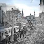 La calle Moritzstrasse y el palacio de Juedenhof (hoy un museo de transporte) en 1946, aún destrozados por el bombardeo del año anterior. La gente se sube a los tranvías entre las ruinas de Johannstrasse, en la zona controlada por la URSS.