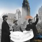 De izquierda a derecha, el director de propaganda, Heinz Grunewald, el alcalde de Dresde, Walter Weidauer, y el arquitecto de la ciudad, C. Herbert, señalan alrededor con un plano en las manos frente al Ayuntamiento de la localidad en marzo de 1946.
