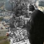 Una estatua de la torre del Ayuntamiento se asoma sobre las ruinas del centro de Dresde. En la actualidad, muchos de los edificios no se han reconstruido y el espacio ahora es un parking.