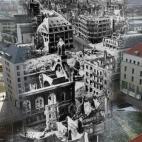 Calles destruidas del centro de Dresde, entre las que está Prager Strasse, que parte de la iglesia Kreuzkirche. A los lados, la ciudad reconstruida a día de hoy.