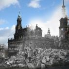 Las ruinas de la plaza Theaterplatz, la iglesia católica Hofkirche y el palacio Residenzschlossen 1946. Las mujeres cargan escombros de la iglesia, catedral de la ciudad. Ambos edificios han sido reconstruidos.