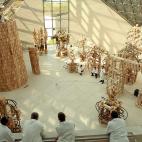 Esta especie de Lego gigante hace referencia al CERN. Además de ser un guiño divertido evoca también la arquitectura utópica de la antigua URSS.  