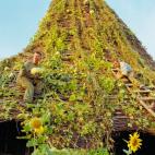 Se trata de una obra irónica, ya que representa a la famosa torre Shújov de Moscú. Está construida a base de ramas de abedul y la punta son ruedas de bicicleta. Además de ser un objeto artístico, era una huerta en vertical y los vecinos de...