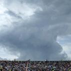 El cielo amenaza tormenta en el estadio Amahoro de Ruanda, donde decenas de miles de personas se congregaron el lunes para conmemorar el 20 aniversario del genocidio en el que más de 800.000 miembros de las etnias tutsi y hutu fueron masacrados...