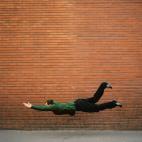 Nacido en1961y con base en Francia. Fotografías de cuerpos suspendidos. Web personal