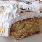 Sólo se necesita almendra molida, azúcar, huevos, cabello de ángel, levadura, merengue y... 75 minutos. Mira aquí cuáles son los pasos a seguir para prepararla.