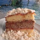 La tarta está hecha con dos bizcochos de vainilla, uno de chocolate, dulce de leche y plátano, y merenguitos secos. La particularidad está en que "lleva cava entre sus ingredientes, lo que le da un sabor especial", asegura la autora de la rec...