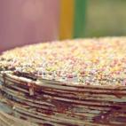 Parece muy elaborada pero engaña bastante. Para preparar esta tarta sólo hacen falta tres ingredientes y 15 minutos. ¿Quieres saber cómo hacerlo? Puedes leer la receta en Cookpad.