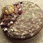 Con brandy, coñac, whisky o ron, esta tarta lleva también cacao, chocolate y esencia de vainilla. Para prepararla puedes seguir este paso a paso detallado.