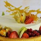 Está hecha con sable bretón, mousse e chocolate blanco, crema inglesa y frutas variadas. Aquí puedes ver cómo preparar esta receta.