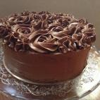 Los ingredientes principales de la receta son: yogures de sabores, huevo, nata para montar, chocolate para fundir y mermelada de ciruelas. Puedes ver cómo hacerla en Cookpad.