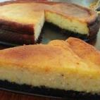 El truco de esta receta es añadirle naranja y sustituir las galletas maría de toda la vida por Oreo. Sigue la receta en este enlace.