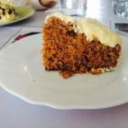 Tiene dos partes: el bizcocho y la crema de arriba. Esta última le da el toque dulce y es la que hace más complicada su elaboración. Mira la receta en Cookpad.