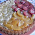 Con base de bizcocho, flan en sobre y frutas variadas (plátano, melocotón, fresa...) Aquí puedes ver la receta.
