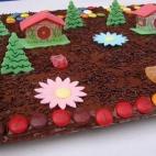 Es la tarta de los cumpleaños de nuestra infancia pero con decoración extra. En Cookpad encontrarás los cuatro pasos necesarios para prepararla en sólo 30 minutos.