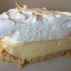 Se prepara con leche condensada, galletas, merengue y zumo de limón. Mira aquí la receta completa.