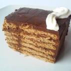 Parece la tarta de cumpleaños de toda la vida pero tiene truco: lleva también nata y leche condensada. Éstos son los pasos de la receta.