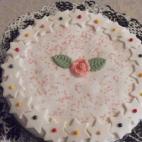 No tiene nada de huevo y su truco (estético) está en el fondant de colores. Prepárala siguiendo estos pasos.