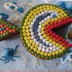 Hay que tener bastante habilidad y tiempo para preparar esta tarta. El resultado es muy llamativo pero es fácil que dé pena comérselo. Aquí puedes ver la receta.