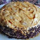 Dos partes básicas (el bizcocho y la crema pastelera) y un poco de decoración componen esta tarta. Aquí puedes ver la receta.