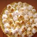 Primero se hace la base, luego la crema de limón y por último se adorna con el merengue. El resultado es esta tarta que puedes preparar siguiendo estos seis pasos.