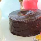 ¿Te acuerdas de los bizcochos chocolateados de cuando eras pequeño? Pues esta tarta está inspirada en ellos: con chocolate blanco, con leche y nata para montar. Prepárala siguiendo estos cinco pasos.