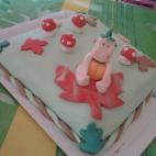 Está hecho con fondant de colores, bizcocho y mermelada de frutas. Mira cómo hacerla en Cookpad.