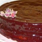 Es una tarta típica de Austria hecha con dos planchas gruesas de bizcocho de chocolate separadas por una fina capa de mermelada de albaricoque y recubiertas con un glaseado de chocolate negro. Mira la receta en Cookpad.