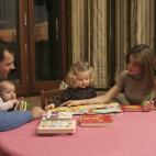 Los príncipes junto a sus hijas en una de las estancias en 2007.